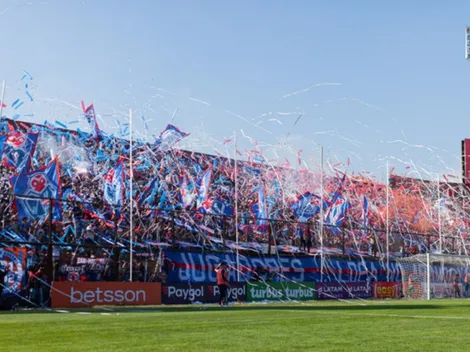 El príncipe aplaude a los hinchas que llegaron a Santa Laura