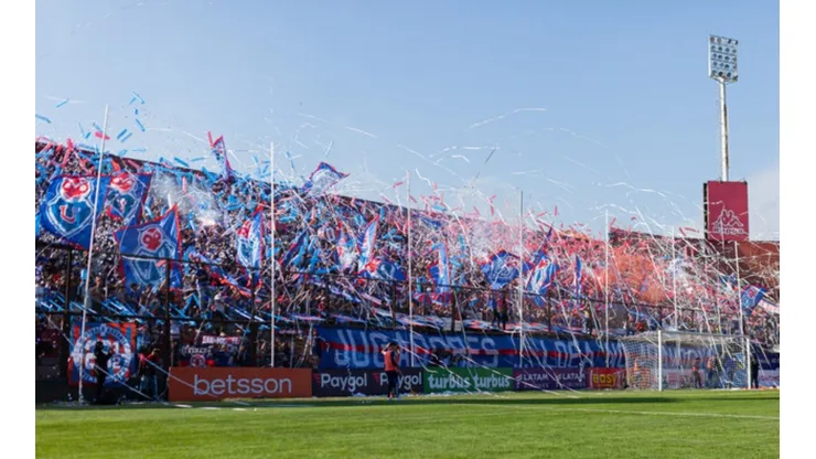 Roberto Reynero alaba a los quince mil hinchas que llegaron a alentar a la U en contra la Católica: "Con ese lindo público no se puede perder el clásico"