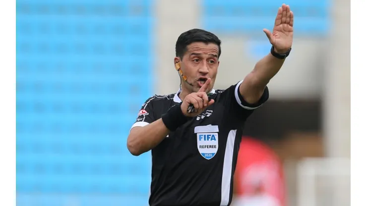 Felipe González alista el silbato para dirigir la revancha del Clásico Universitario del próximo miércoles por Copa Chile