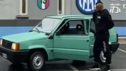 Vidal y su querido Fiat Panda en el campo de entrenamiento del Inter de Milán.