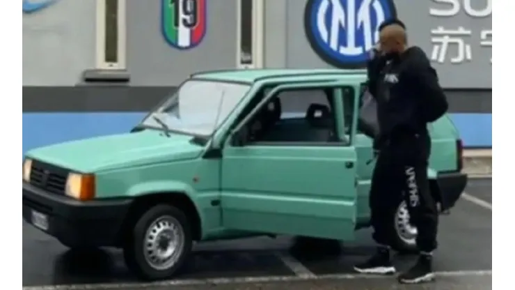 Vidal y su querido Fiat Panda en el campo de entrenamiento del Inter de Milán.
