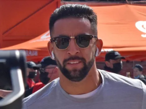 Video: Hinchas de la U reciben con insultos a Isla en su llegada al Estadio Santa Laura