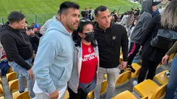 Espinoza y Ubilla recibiendo el cariño de los hinchas de la U.