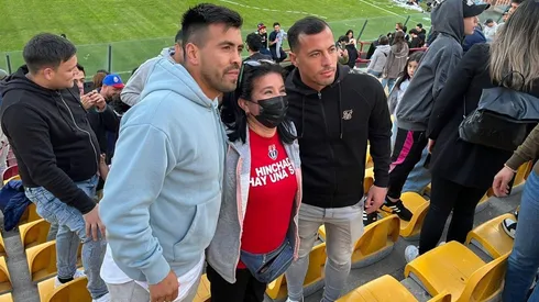 Espinoza y Ubilla recibiendo el cariño de los hinchas de la U.