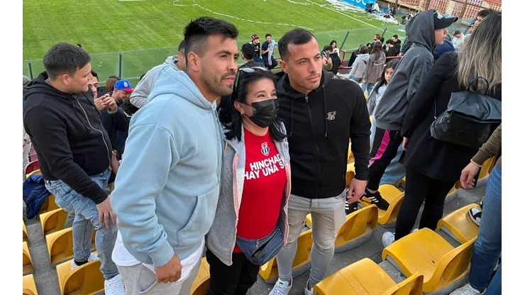 Espinoza y Ubilla recibiendo el cariño de los hinchas de la U.