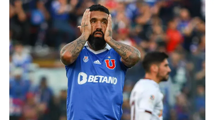 Sandrino Castec le cayó con todo a Ronnie Fernández