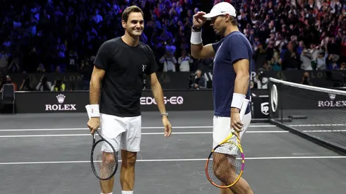 Roger Federer termina su carrera al lado de Rafael Nadal, su gran rival deportivo.