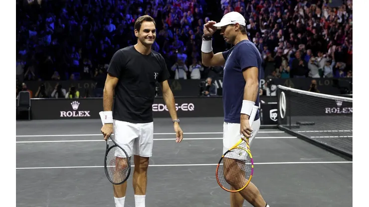 Roger Federer termina su carrera al lado de Rafael Nadal, su gran rival deportivo.