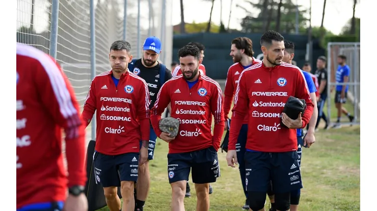 Charles Aránguiz y Eugenio Mena no fueron considerados por Eduardo Berizzo en la primera oncena que probó en la Selección Chilena.