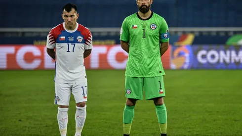 Gary Medel está triste por no contar con Claudio Bravo y le mandó un recado al Toto Berizzo por su decisión en la Selección Chilena.