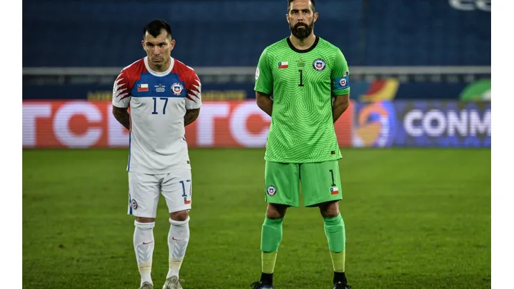 Gary Medel está triste por no contar con Claudio Bravo y le mandó un recado al Toto Berizzo por su decisión en la Selección Chilena.