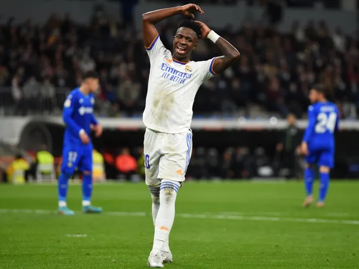 Fanáticos del Atlético de Madrid pierden la cordura y llenan de cantos xenófobos a Vinicius Junior