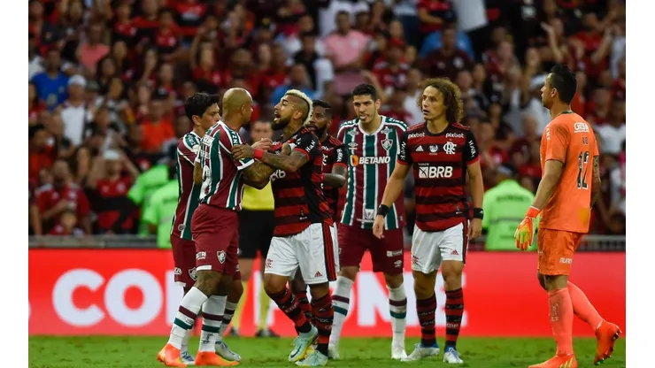 Arturo Vidal intentó apaciguar los ánimos en el clásico entre Flamengo y Fluminense pero no sirvió de mucho.