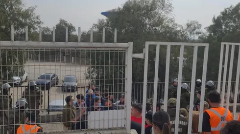 Hinchas de la U a las afueras del Municipal de La Cisterna.