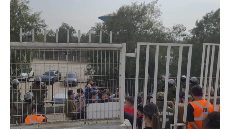 Hinchas de la U a las afueras del Municipal de La Cisterna.