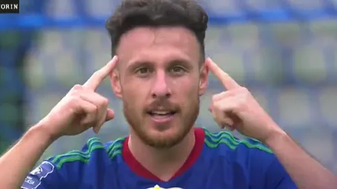 Henríquez celebrando su primer gol del partido