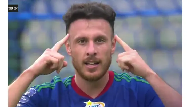 Henríquez celebrando su primer gol del partido