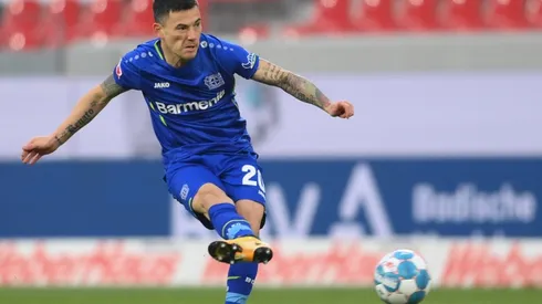 El Leverkusen de Aránguiz enfrenta al Atlético de Madrid por la Champions.