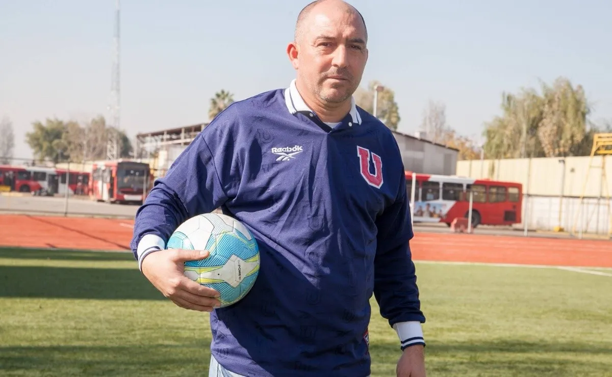 Cristián Mora se cuadra con Gustavo Álvarez.