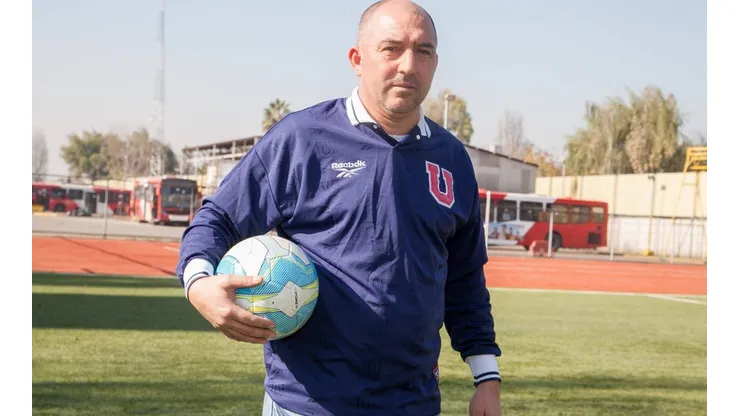Cristián Mora se cuadra con Gustavo Álvarez.