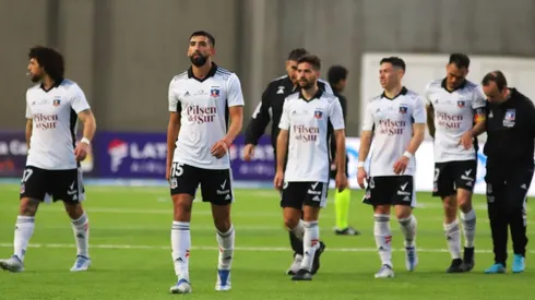 Los jugadores del Cacique miran de reojo el partido ante la UC.