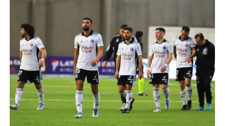Los jugadores del Cacique miran de reojo el partido ante la UC.