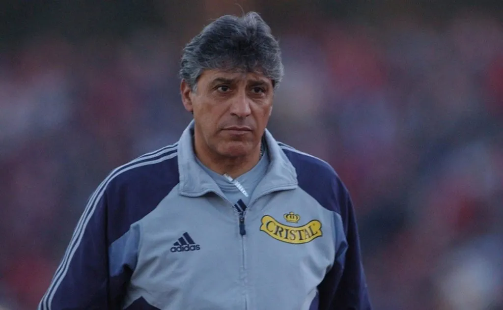 Héctor Pinto apaude a Gustavo Álvarez.