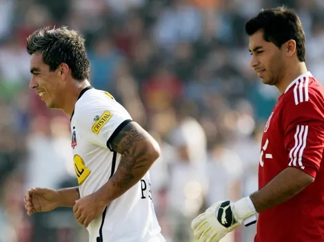 Paredes deja la camiseta de lado y le hace un queque a Johnny Herrera