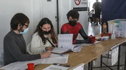 Conoce cuándo les pagarán a los vocales de mesa del Plebiscito.