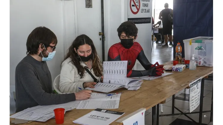 Conoce cuándo les pagarán a los vocales de mesa del Plebiscito.