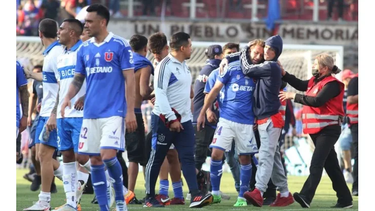 Tribunal de Disciplina de la ANFP sanciona a Universidad de Chile a disputar dos partidos a puertas cerradas tras invasión de hinchas a la cancha en Clásico Universitario