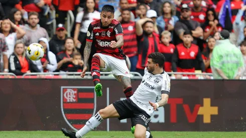 Erick Pulgar realizó un correcto partido en el Flamengo ante el Ceará y la prensa alabó su rendimiento.