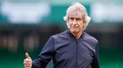 El DT chileno concurrió a votar en España