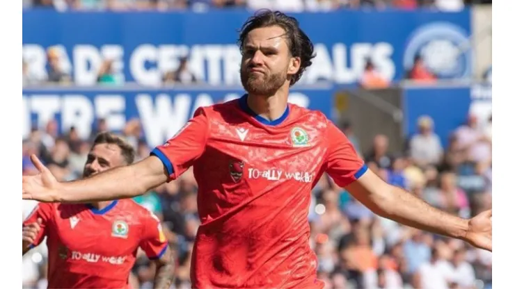 Jon Dahl Tomasson es pura risa tras la continuidad de Ben Brereton en los Rovers