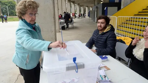 Revisa hasta qué hora puedes ir a votar en el Plebiscito.