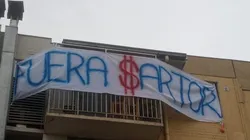 Vecino del Centro Deportivo Azul vuelve a colgar bandera en contra de Michael Clark pidiendo su salida de Universidad de Chile