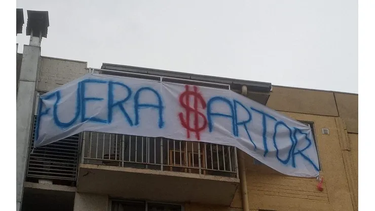 Vecino del Centro Deportivo Azul vuelve a colgar bandera en contra de Michael Clark pidiendo su salida de Universidad de Chile