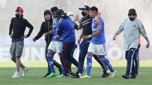 Hinchas de la U invadieron la cancha del Estadio Nacional.