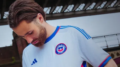 Adidas presenta la nueva camiseta blanca de la Selección Chilena.