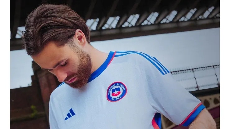 Adidas presenta la nueva camiseta blanca de la Selección Chilena.