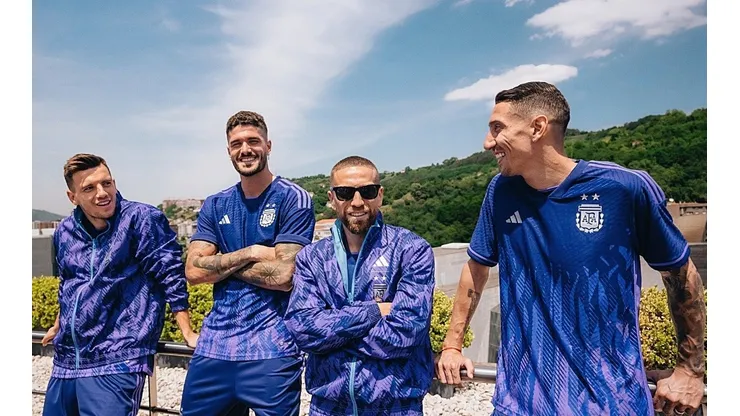 La Selección Argentina innovó con su nueva camiseta de alternativa para el Mundial de Qatar y la segunda indumentaria será violeta