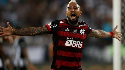 Vidal comienza a conquistar Brasil y se llena de flores por la prensa en triunfo de Flamengo.