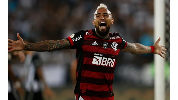 Vidal comienza a conquistar Brasil y se llena de flores por la prensa en triunfo de Flamengo.