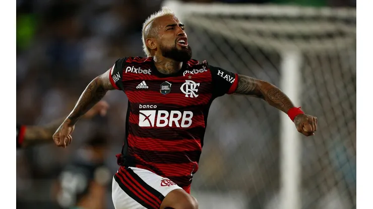 Arturo Vidal puso en jaque al técnico Dorival Junior, quien no sabe cómo instalar entre los titulares al King en el Flamengo.