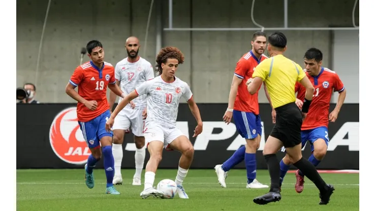 Darío Osorio -izq- debutó ya en la Roja adulta y el volante de la Universidad de Chile es carta puesta en la Roja Sub 23 de Eduardo Berizzo.