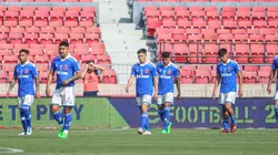 Hinchas de la U destrozan a Vargas en medio del clásico.