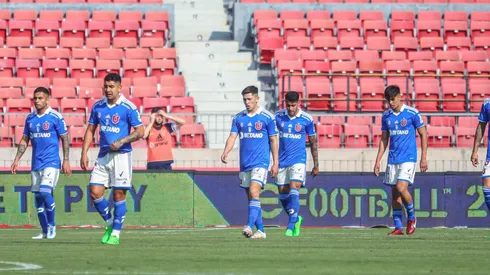 Hinchas de la U destrozan a Vargas en medio del clásico.
