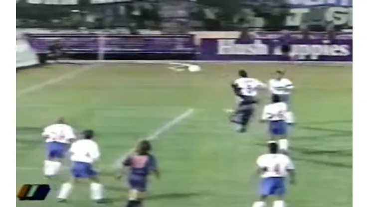 El fenomenal gol de chilena que le anularon al Bombero Ibáñez en el Clásico Universitario de 1995