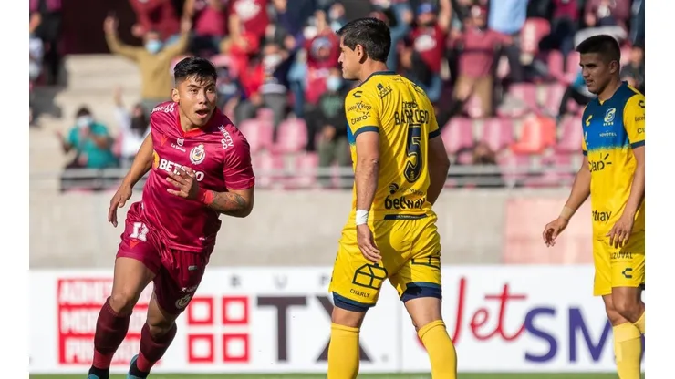 Everton y La Serena se enfrenta en el Estadio Sausalito.