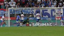 U de Chile y U Católica se enfrentan en el Estadio Nacional.